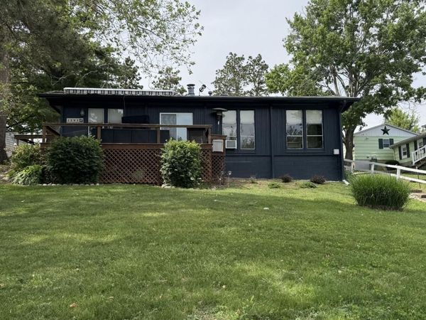 26 LAKE WARREN Drive, Monmouth, IL 61462