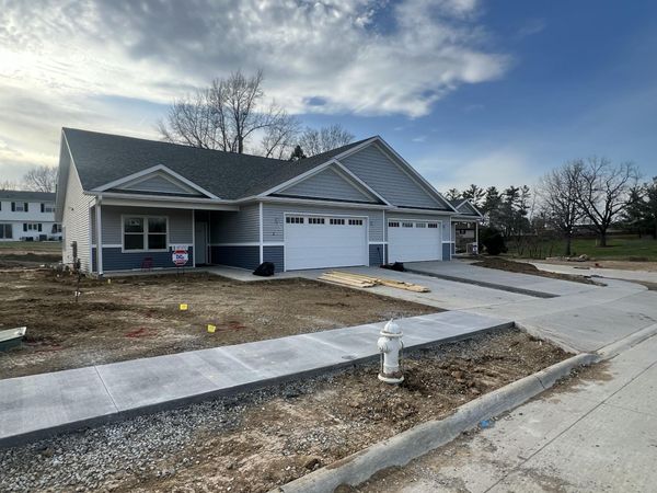 2106 CLARABECK LN, Muscatine, IA 52761