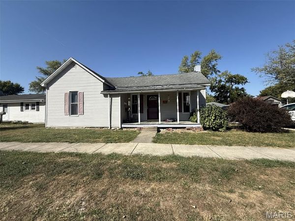 415 N Elm Street, St Elmo, IL 62458