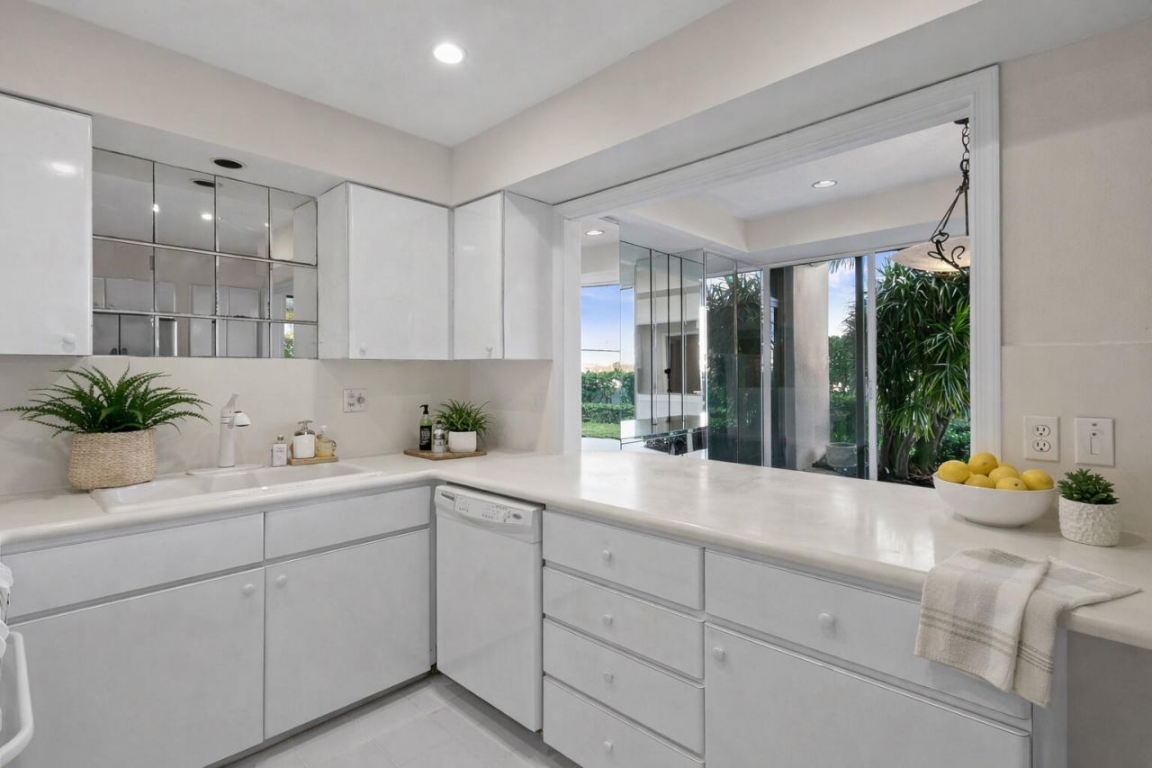 108 Lakeshore Drive, Unit 140, North Palm Beach, FL 33408 Photo