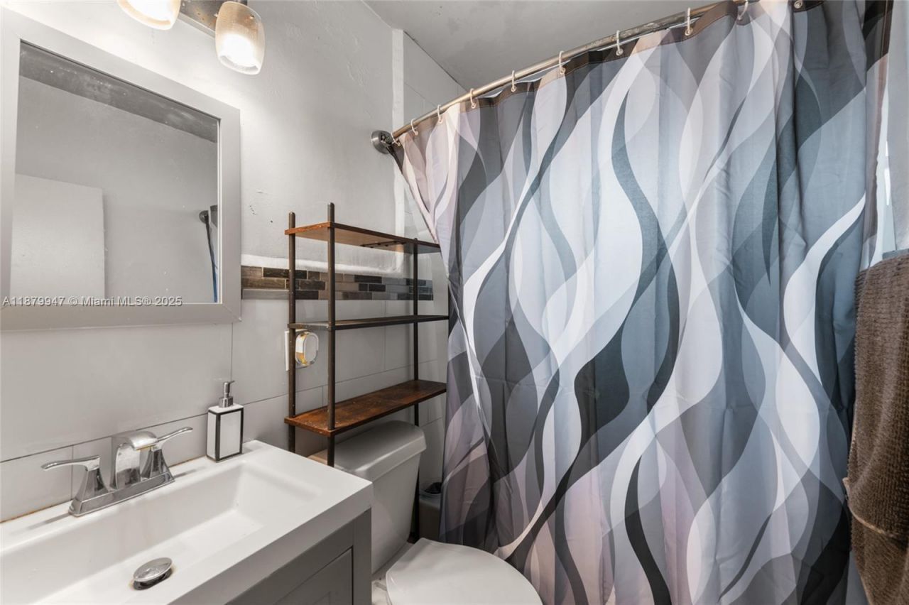 3265 NW 50th St, Miami, FL 33142 Photo