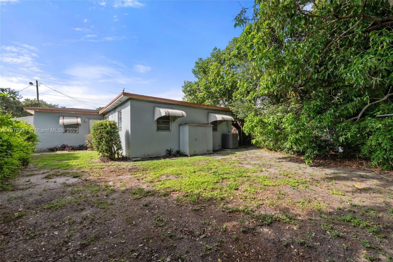 3265 NW 50th St, Miami, FL 33142 Photo