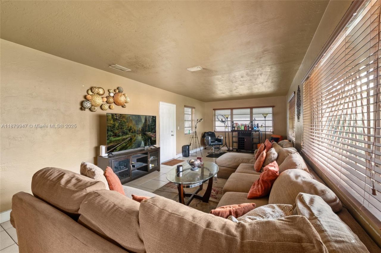 3265 NW 50th St, Miami, FL 33142 Photo