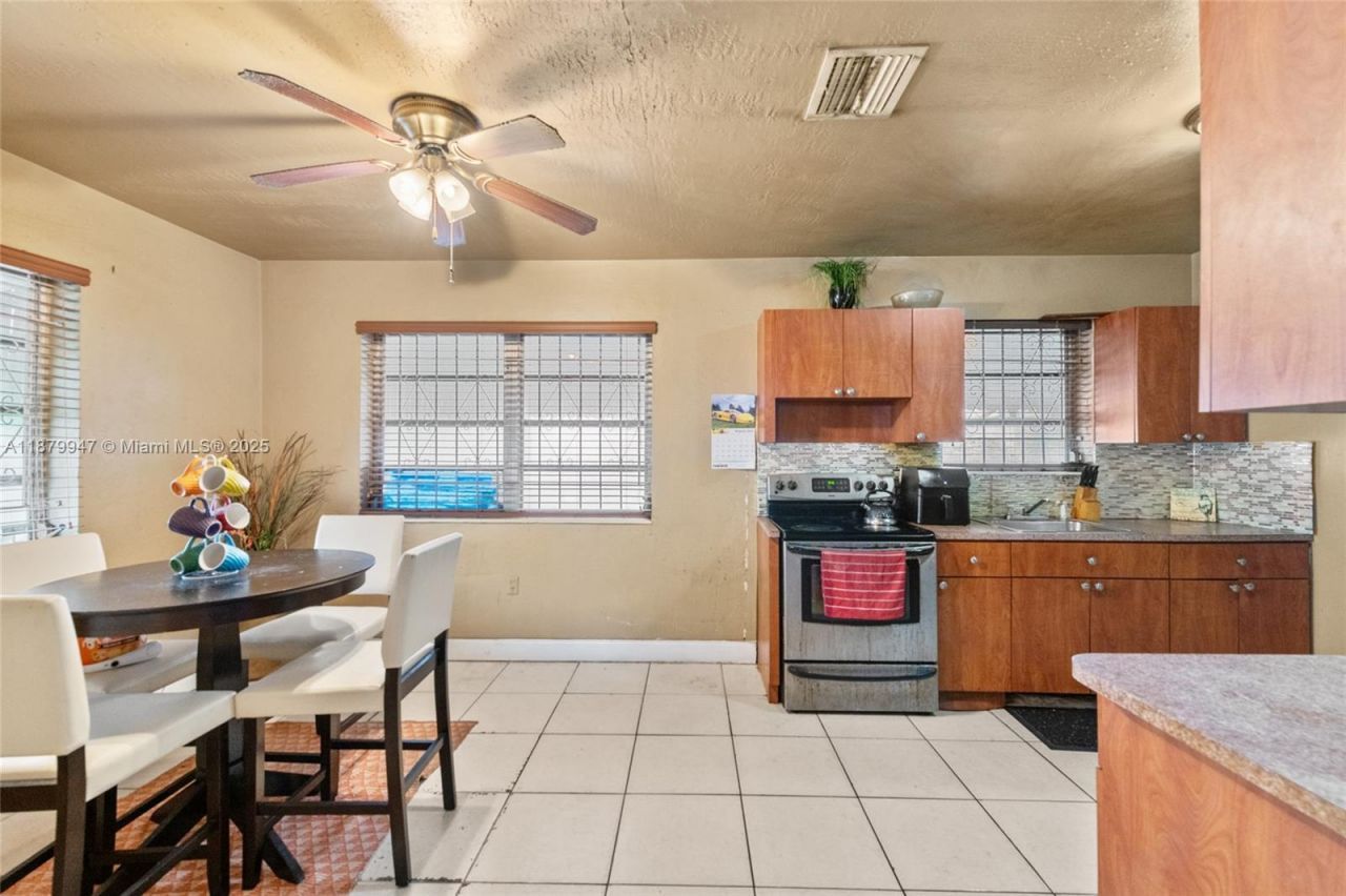 3265 NW 50th St, Miami, FL 33142 Photo