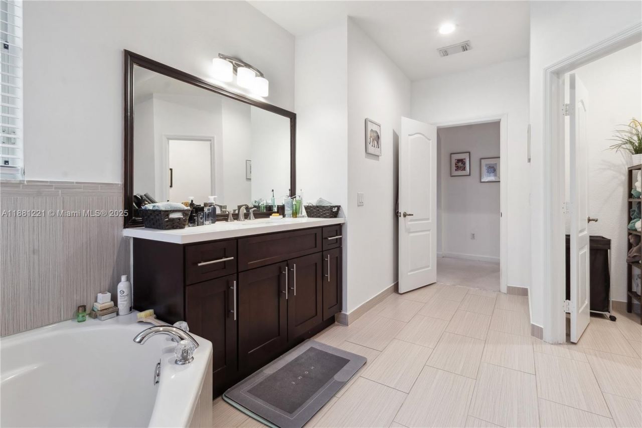 11257 NW 78th St, Doral, FL 33178 Photo