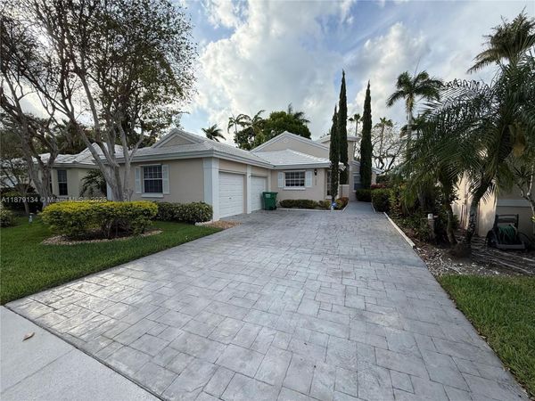 1040 Wilshire Cir W, Pembroke Pines, FL 33027