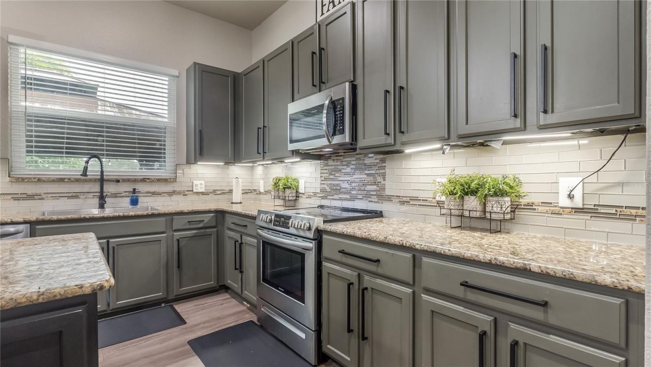 556 Cresta Circle, West Palm Beach, FL 33413 Photo