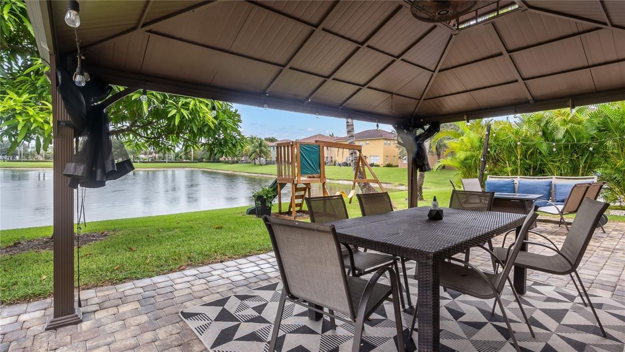 556 Cresta Circle, West Palm Beach, FL 33413 Photo