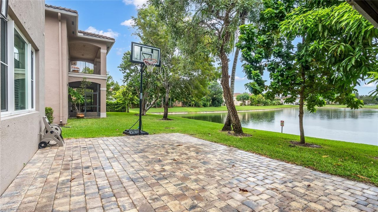 556 Cresta Circle, West Palm Beach, FL 33413 Photo