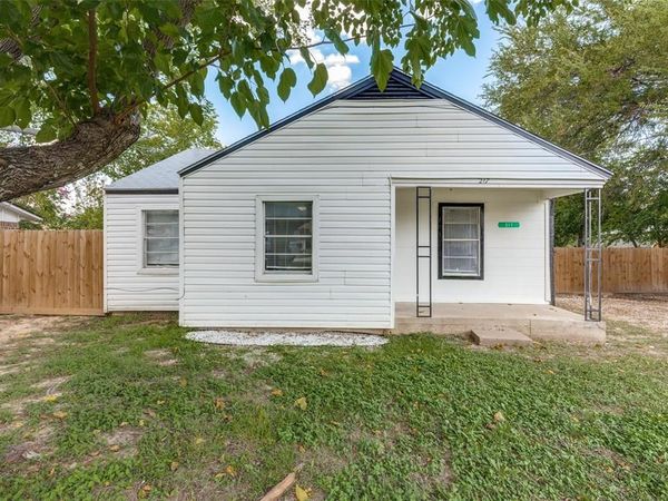 217 Ridgeway Avenue, Azle, TX 76020