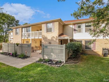 61009 Greenwood Drive, South Lyon, MI 48178