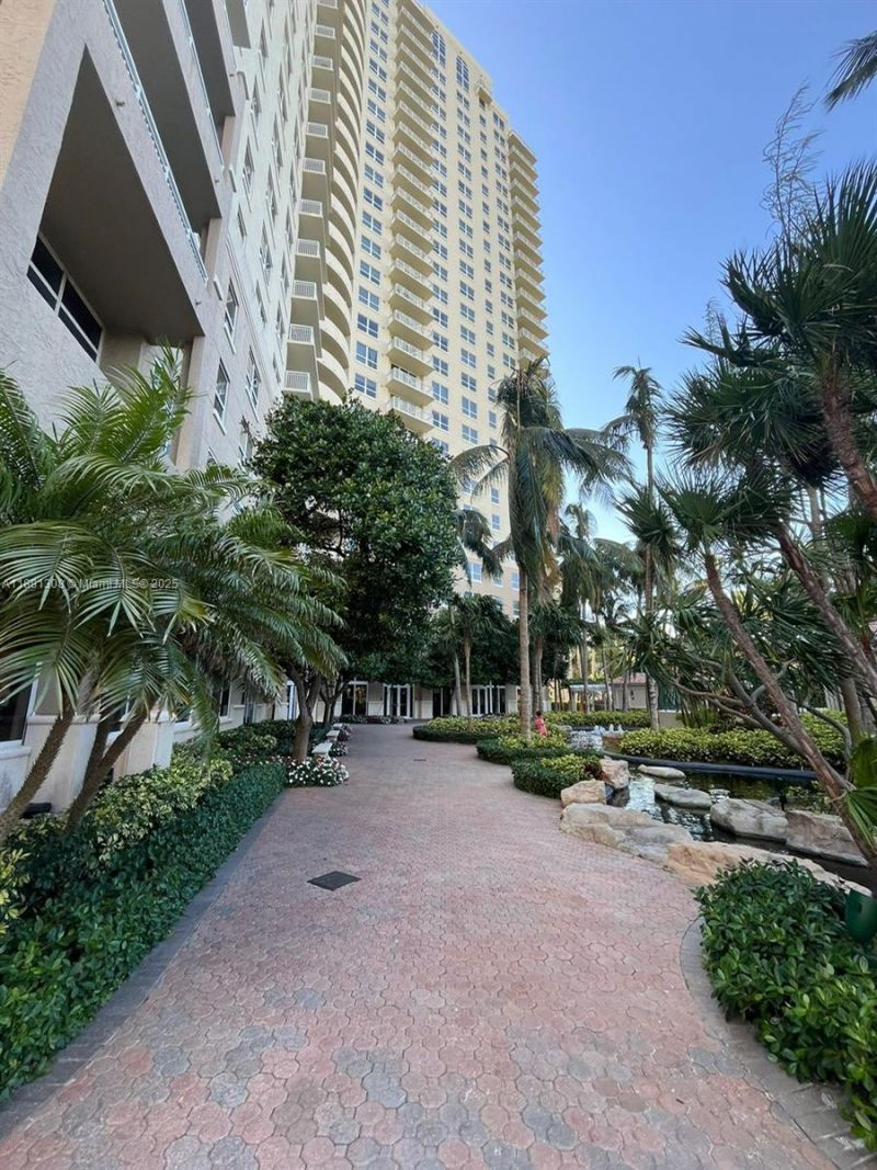 19501 S W Country Club Dr, Unit 1706, Aventura, FL 33180 Photo