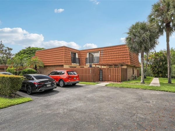 751 SW 120th way, Davie, FL 33325
