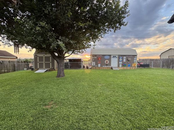 313 YORKTOWN, Pleasanton, TX 78064