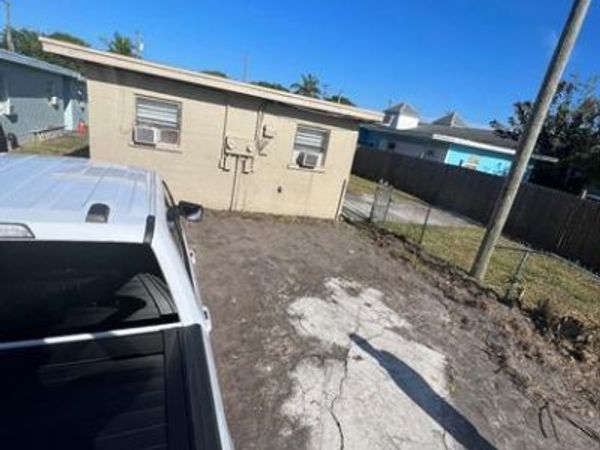 810 N 17th St, Fort Pierce, FL 34950