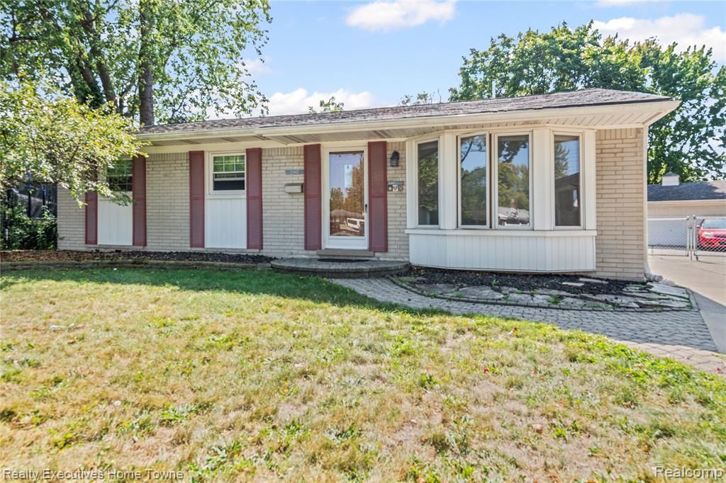 29667 Newport Drive, Warren, MI 48088 Main Photo