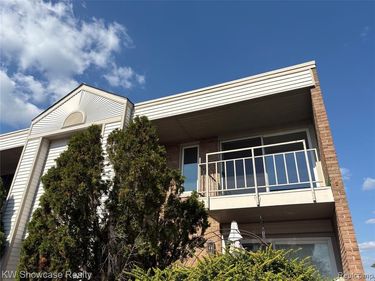 1653 Cass Lake Road, Keego Harbor, MI 48320