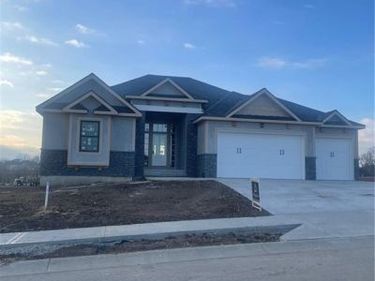 8734 N FARLEY Avenue, Kansas City, MO 64157