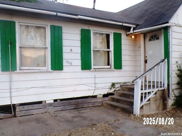 1306 N TYLER ST, Beeville, TX 78102