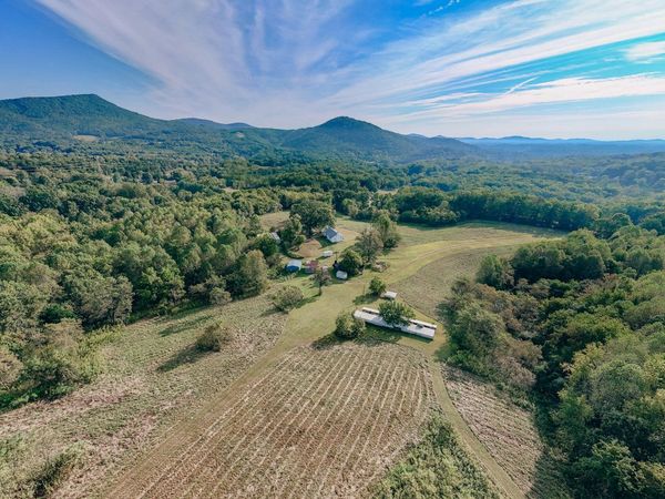 1737 Beagle Club RD, Vinton, VA 24179