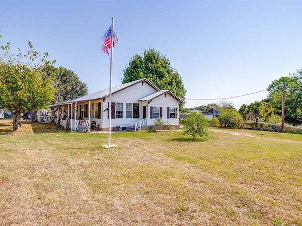 1035 Summit Drive, Springtown, TX 76082