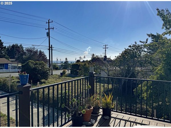 616 PACIFIC AVE, Brookings, OR 97415