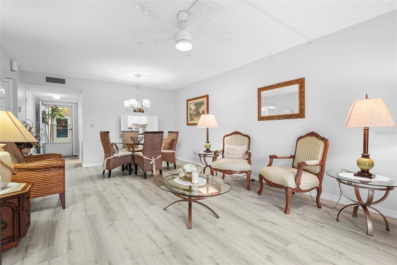 1540 Glen Oaks Drive E, Unit B134, Sarasota, FL 34232 Photo