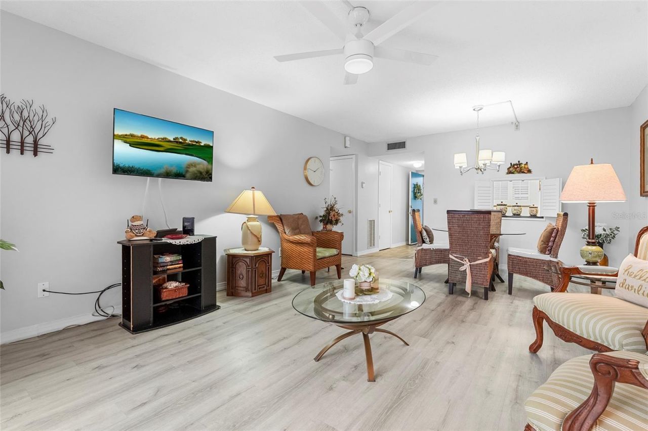 1540 Glen Oaks Drive E, Unit B134, Sarasota, FL 34232 Photo