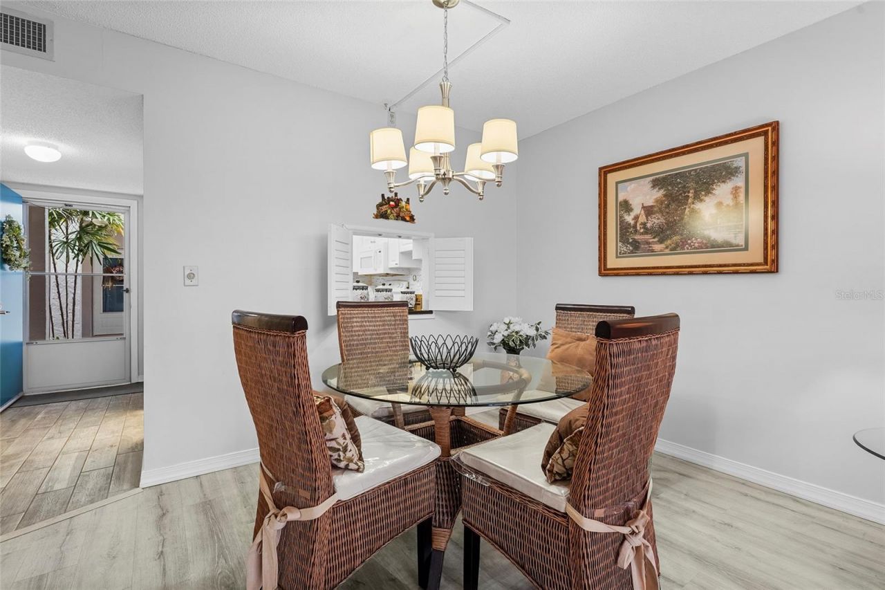 1540 Glen Oaks Drive E, Unit B134, Sarasota, FL 34232 Photo