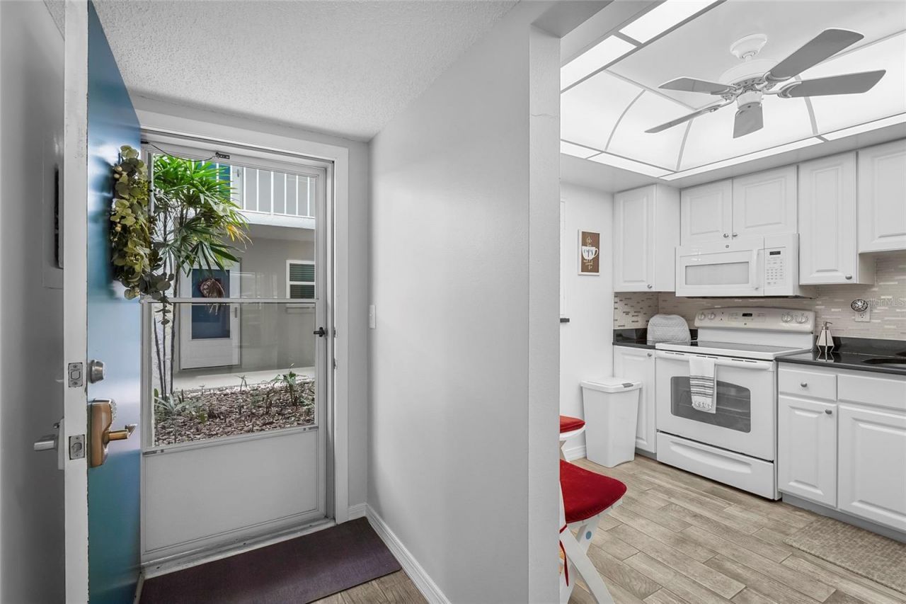 1540 Glen Oaks Drive E, Unit B134, Sarasota, FL 34232 Photo