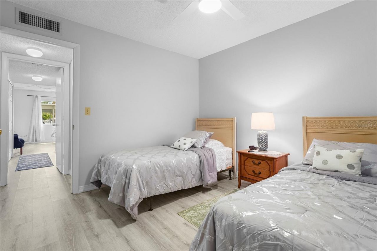 1540 Glen Oaks Drive E, Unit B134, Sarasota, FL 34232 Photo