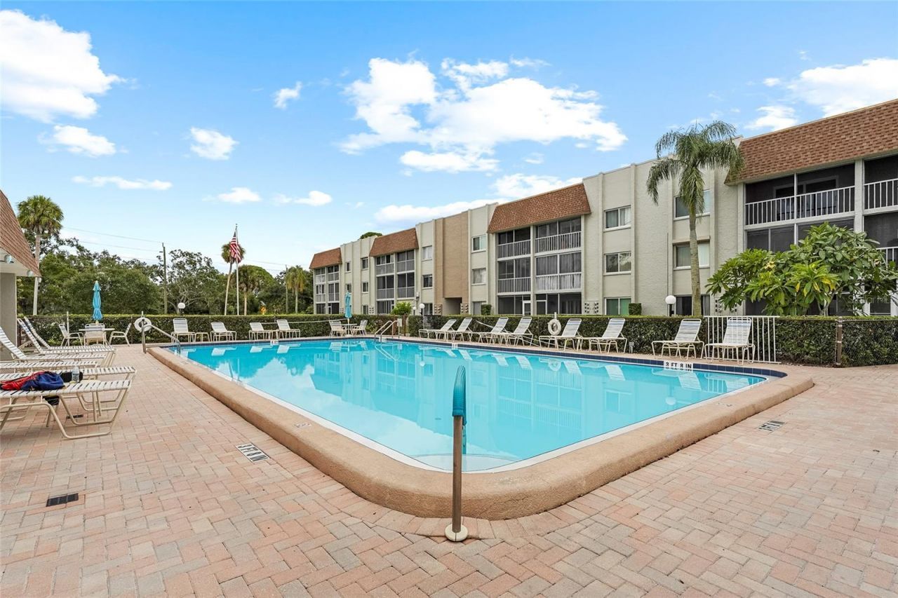 1540 Glen Oaks Drive E, Unit B134, Sarasota, FL 34232 Photo