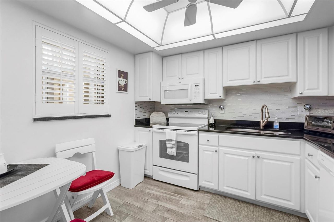 1540 Glen Oaks Drive E, Unit B134, Sarasota, FL 34232 Photo