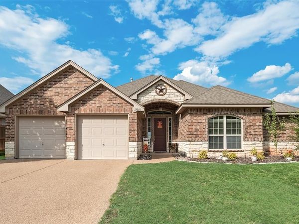 11016 Castle Oak Lane W, Fort Worth, TX 76108