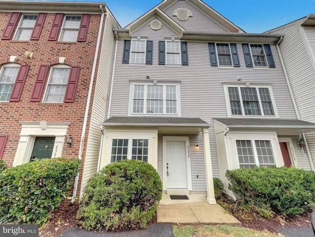 45458 Oak Trail Square, Sterling, VA 20164 Main Photo