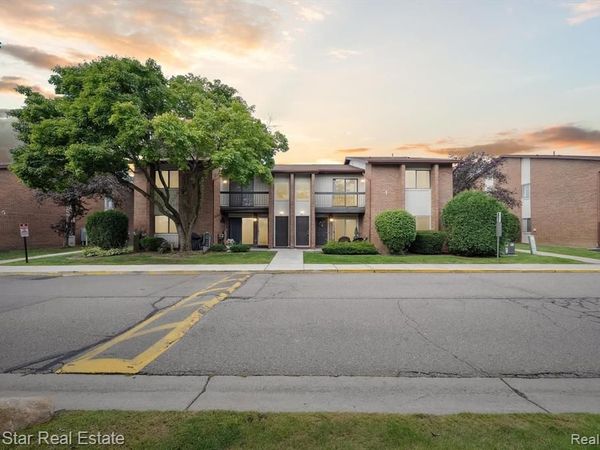 33873 Pondview Circle, Livonia, MI 48152