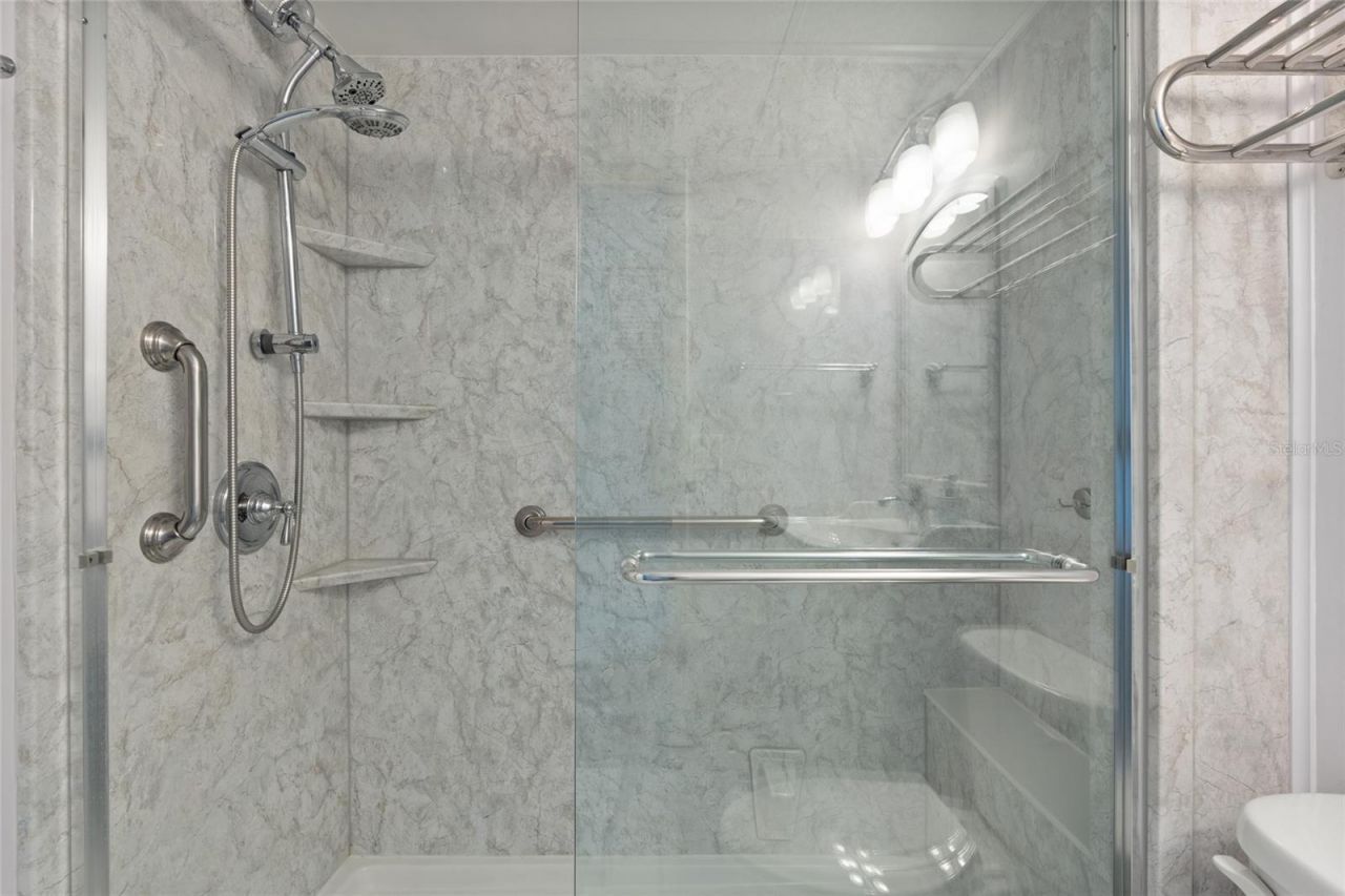 209 NE Lincoln Circle N, Unit 109, Saint Petersburg, FL 33702 Photo