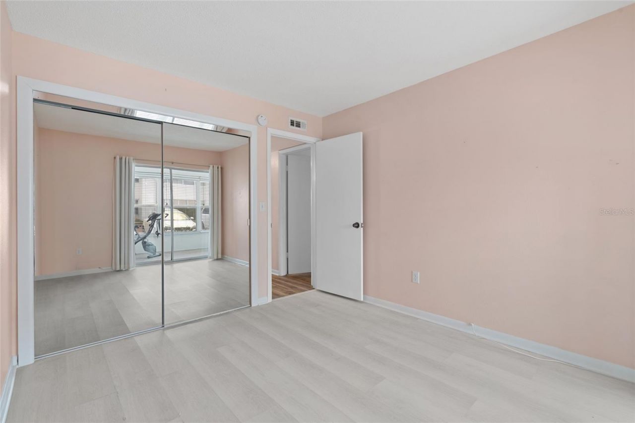 209 NE Lincoln Circle N, Unit 109, Saint Petersburg, FL 33702 Photo