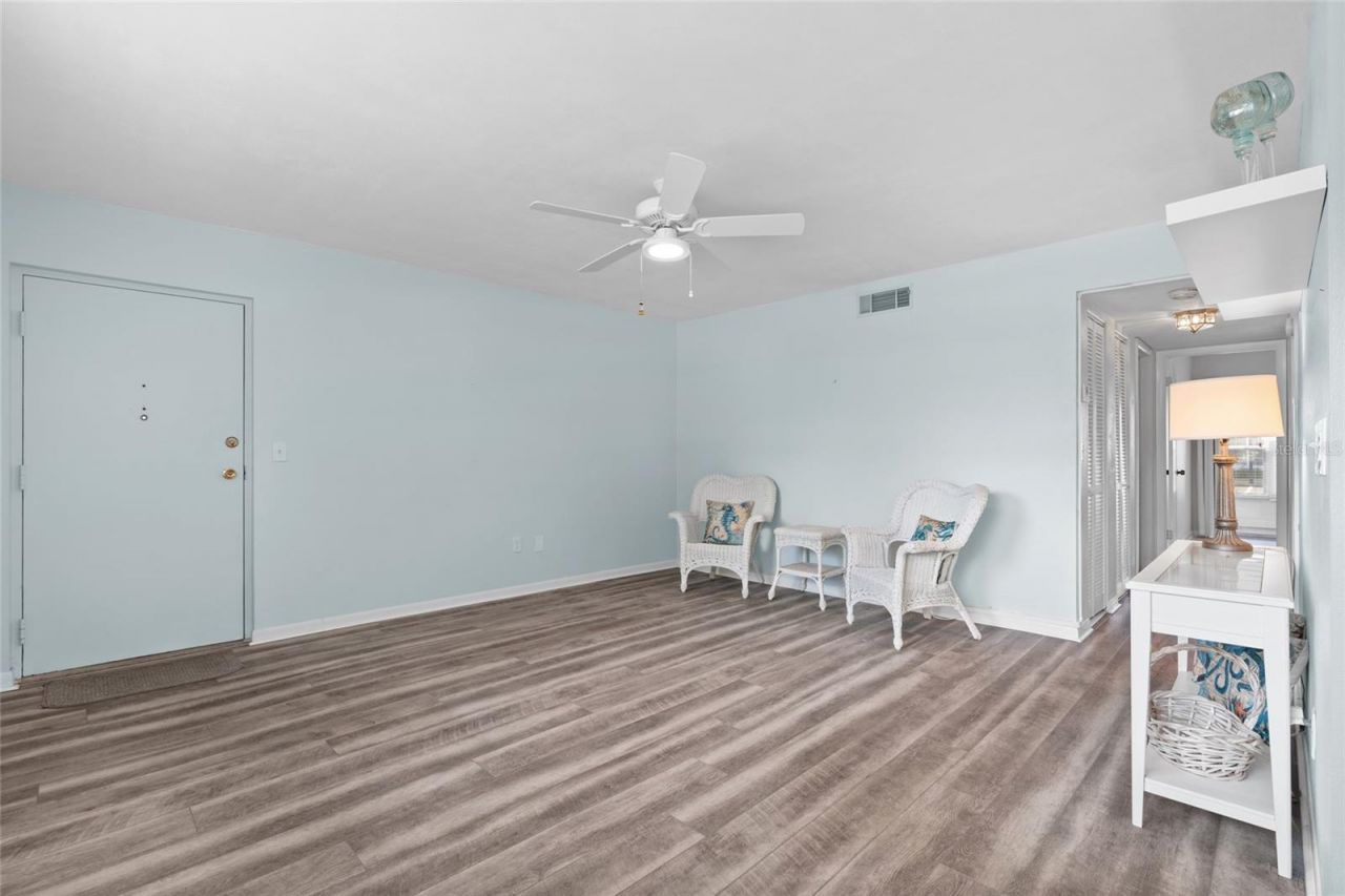 209 NE Lincoln Circle N, Unit 109, Saint Petersburg, FL 33702 Photo