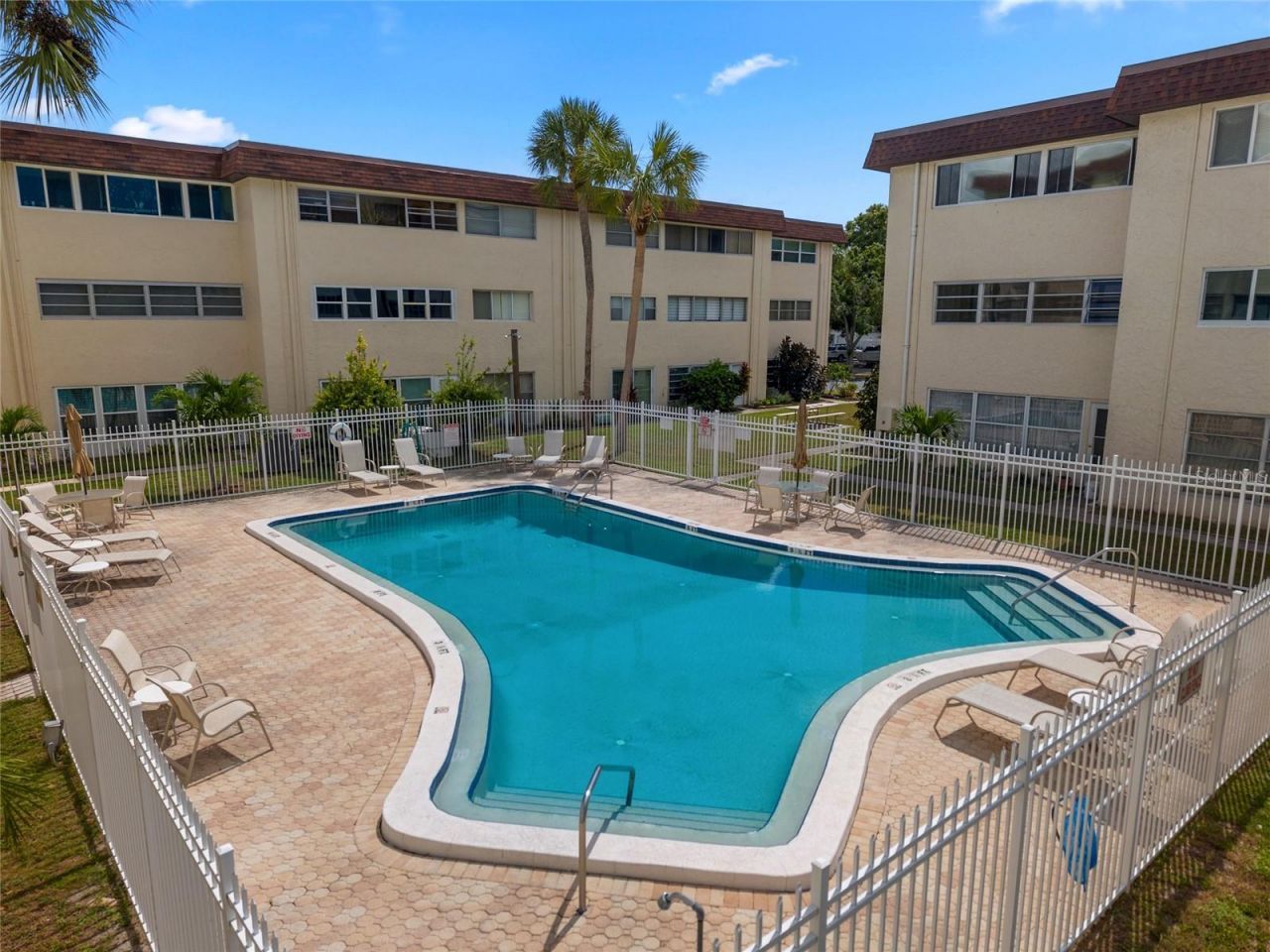 209 NE Lincoln Circle N, Unit 109, Saint Petersburg, FL 33702 Photo