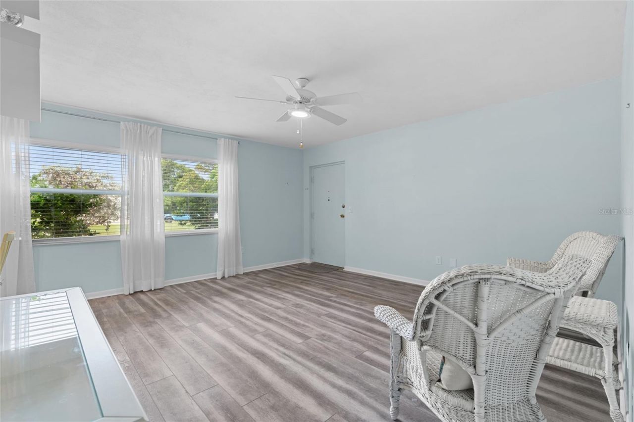 209 NE Lincoln Circle N, Unit 109, Saint Petersburg, FL 33702 Photo