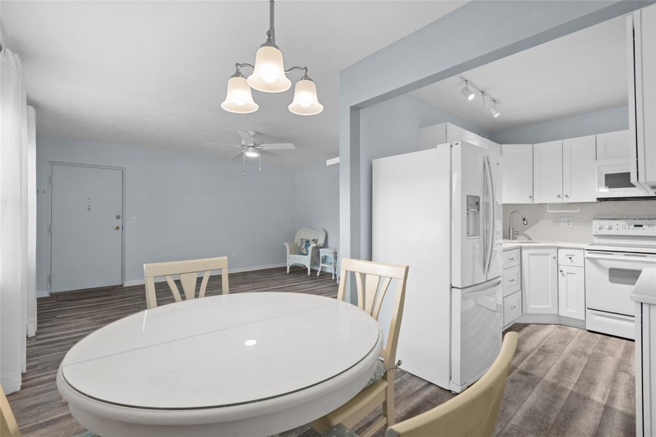 209 NE Lincoln Circle N, Unit 109, Saint Petersburg, FL 33702 Photo