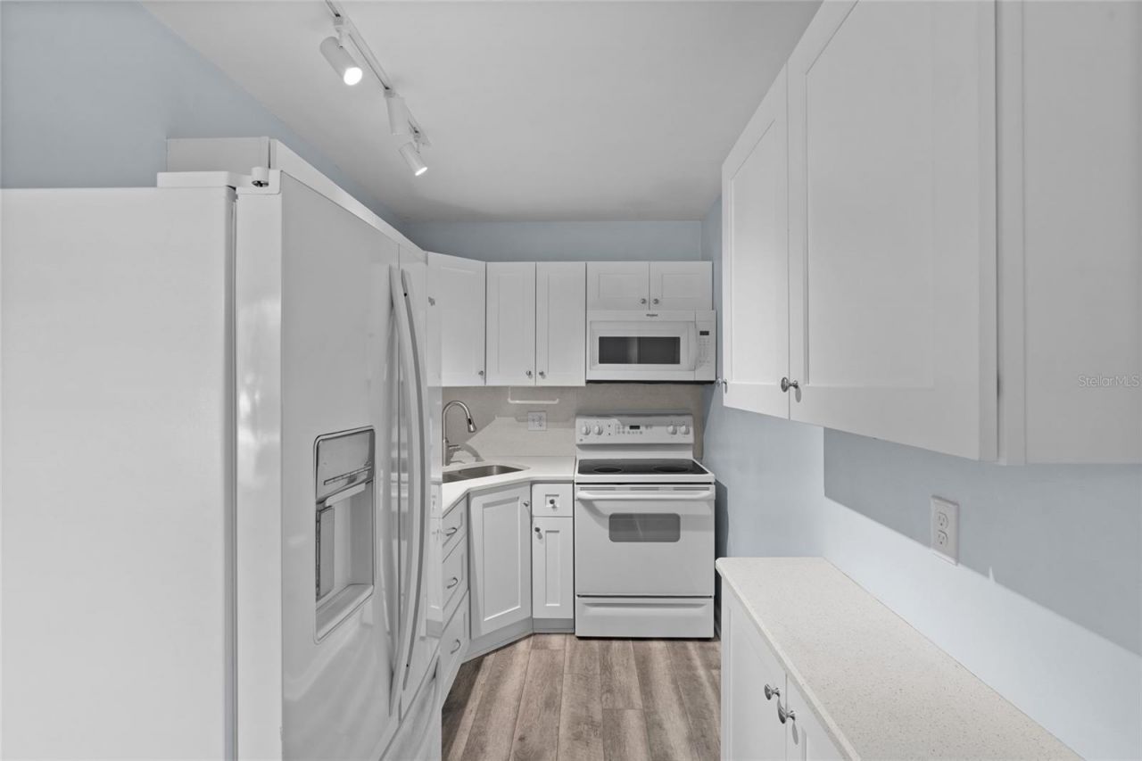 209 NE Lincoln Circle N, Unit 109, Saint Petersburg, FL 33702 Photo