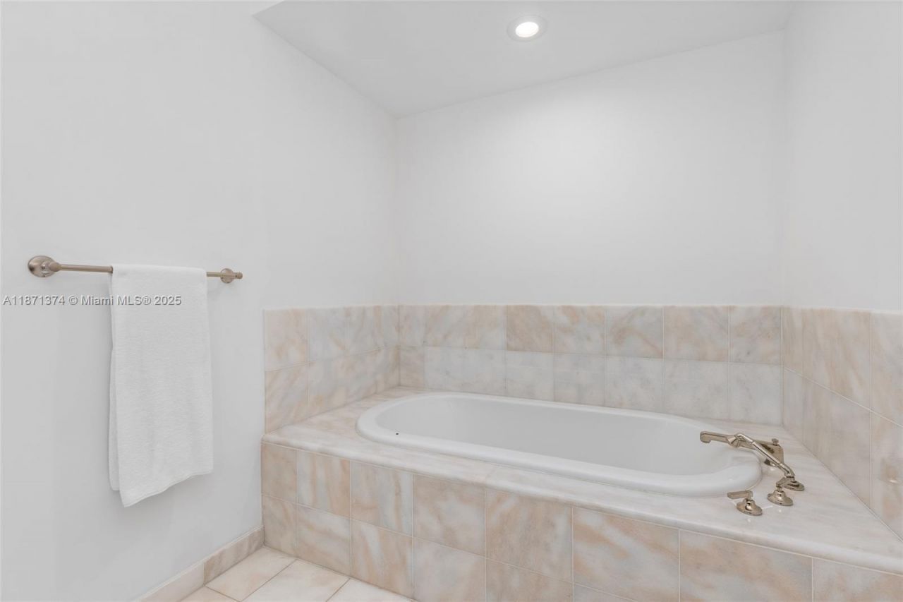 50 S Pointe Dr, Unit 1005, Miami Beach, FL 33139 Photo