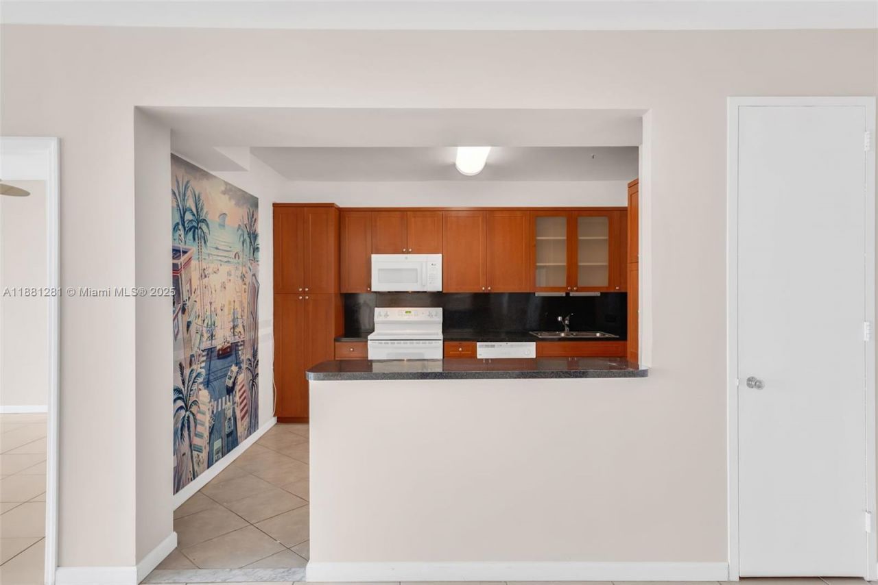 5055 Collins Ave, Unit 7N, Miami Beach, FL 33140 Photo