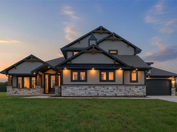 13507 Woodland Ranch Drive, Lee's Summit, MO 64086