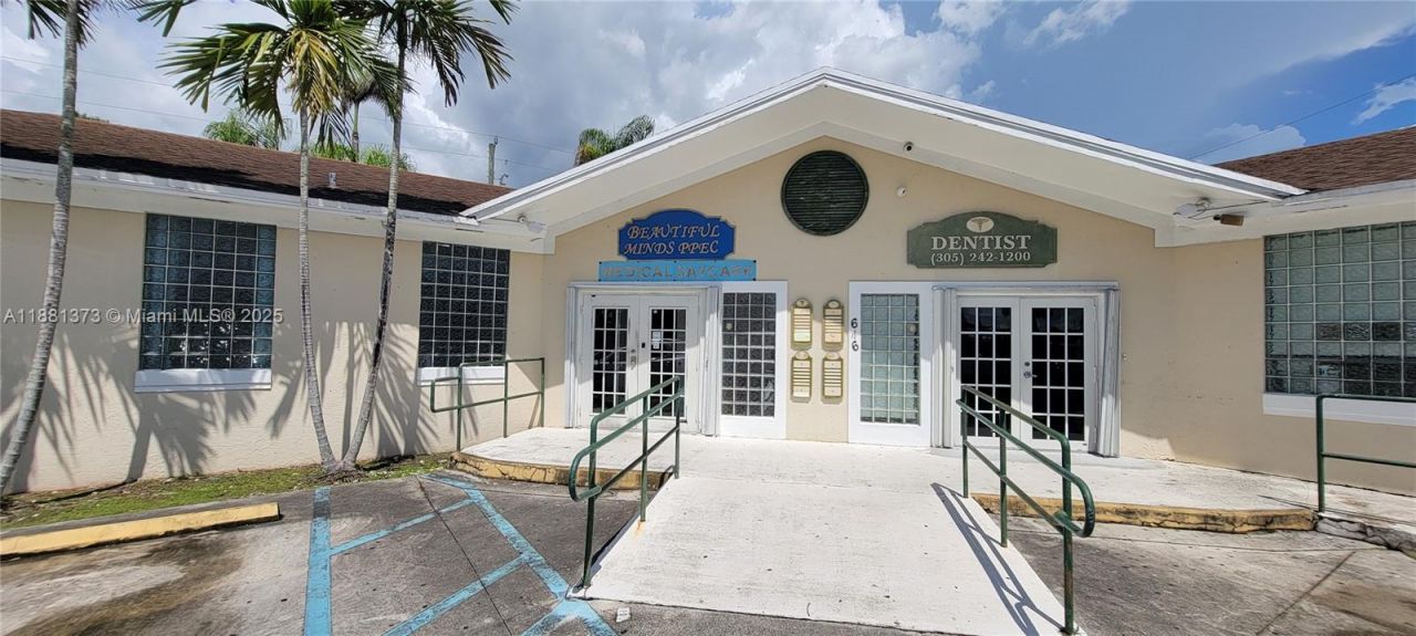 646 W Palm Dr, Florida City, FL 33034 Main Photo