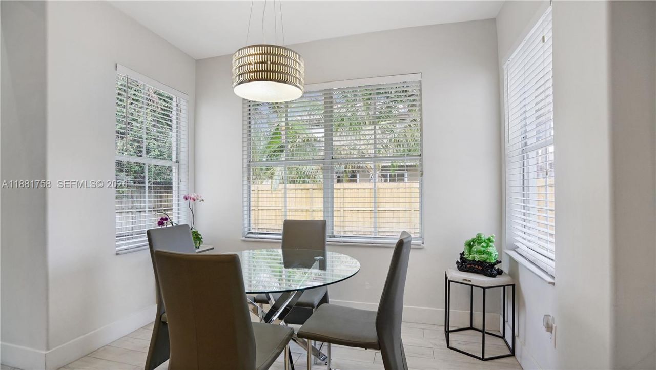 704 NW 129th Ct, Miami, FL 33182 Photo