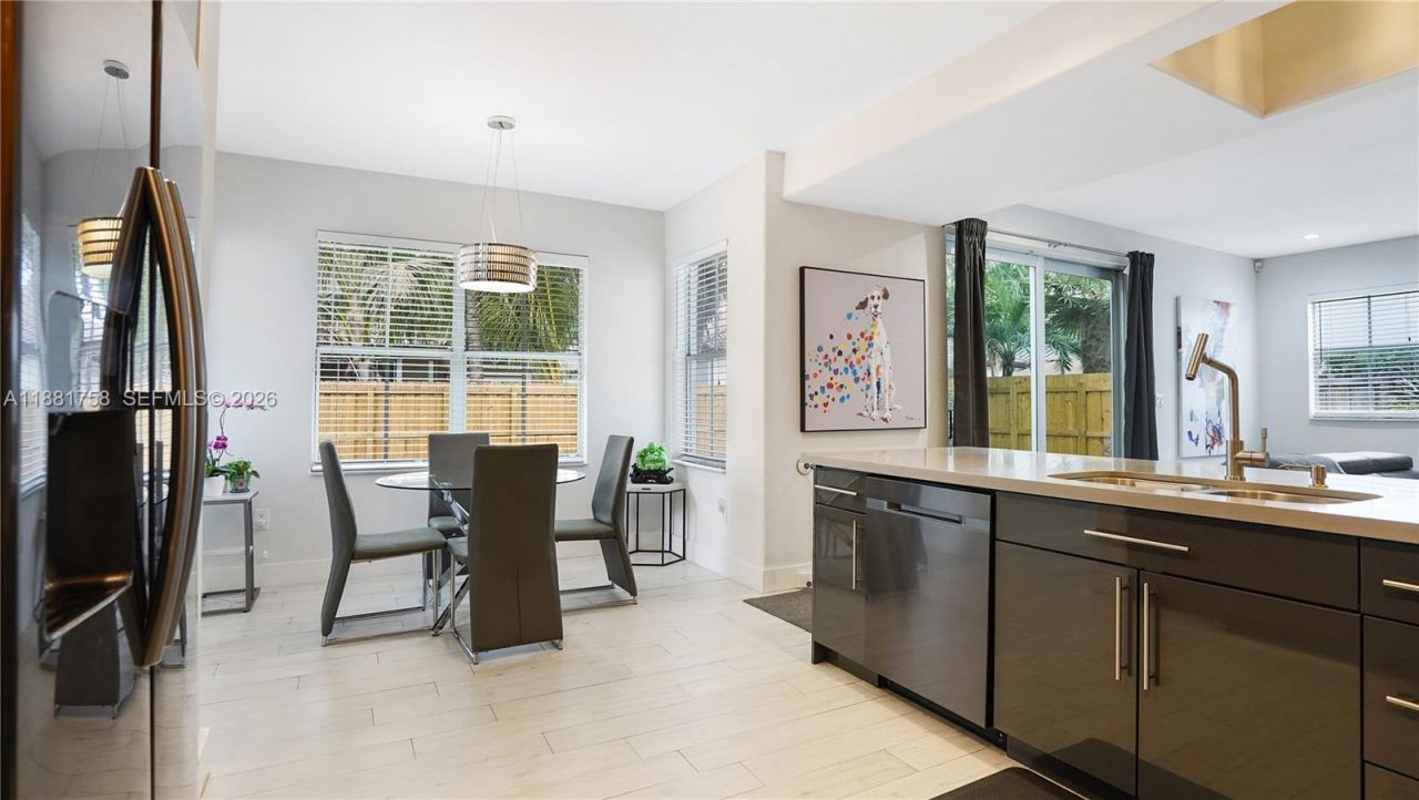 704 NW 129th Ct, Miami, FL 33182 Photo