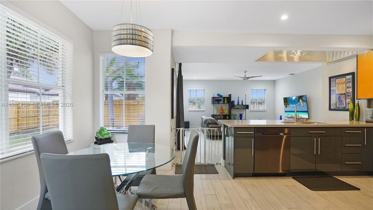 704 NW 129th Ct, Miami, FL 33182 Photo